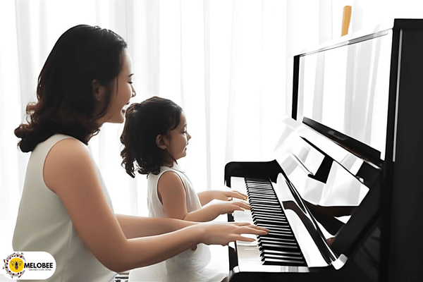 Bé gái học piano tại nhà cùng mẹ trong không gian gọn gàng