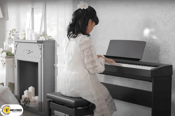 Bé gái học piano với đàn Kawai ES60