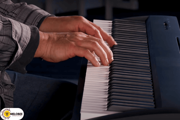 Khách hàng trải nghiệm đàn Kawai ES60