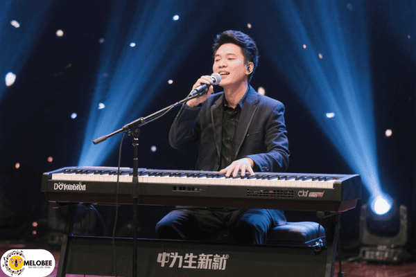 Nghệ sĩ biểu diễn trên sân khấu với đàn piano điện 88 phím cho người mới