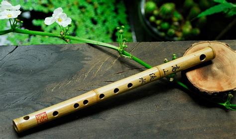 sáo trúc truyền thống Việt Nam bằng tre khắc chữ Hán đặt trên nền gỗ